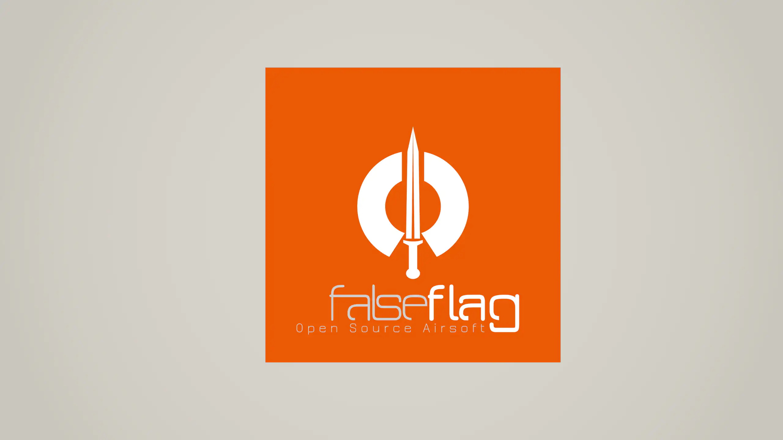 Logo des Teams false flag Open Source Airsoft" mit Gladius auf orangenem und hellgrauen Hintergrund