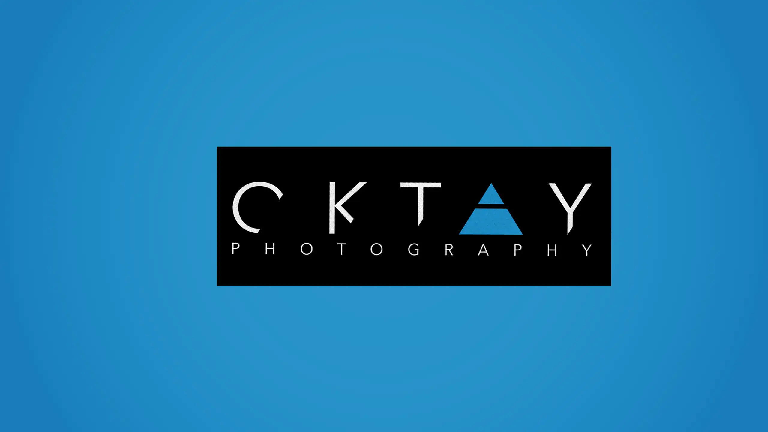 Logo des Fotografen Oktay Photography auf blauem Hintergrund