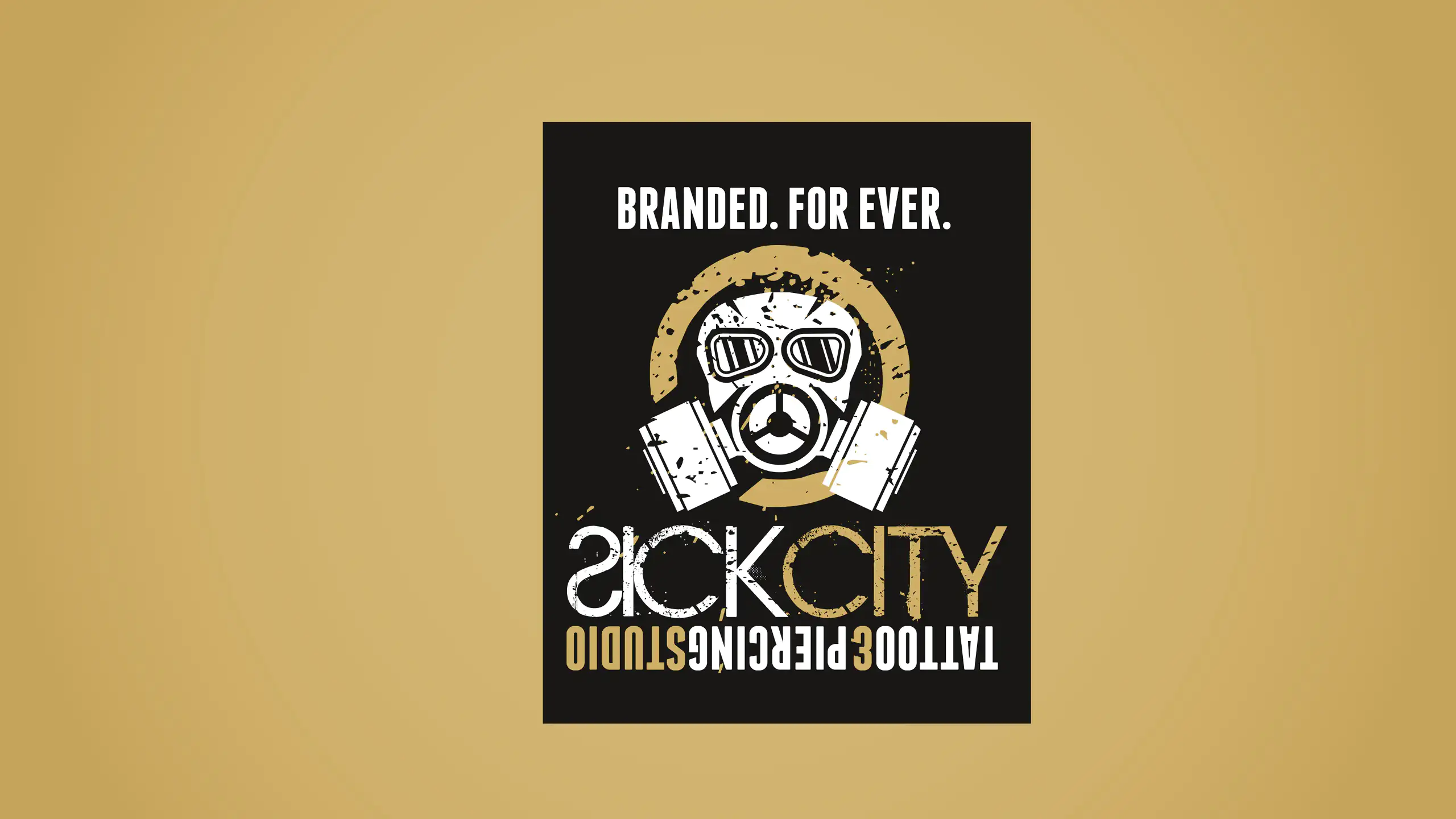 Logo des Tattoo- & Piercing-Studios Sick City mit Slogan "Branded. For ever." mit Gasmaske als Signet auf hellbraunem Hintergrund