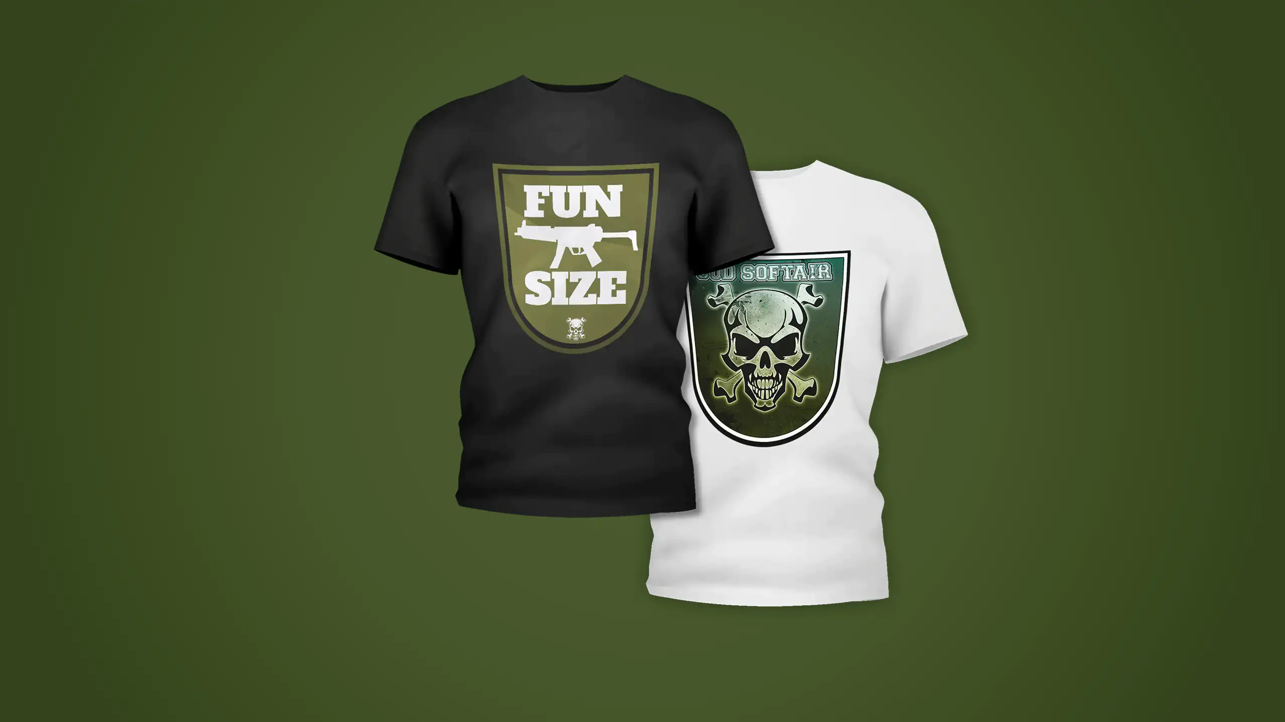 Mockup eines weißem und eines schwarzen Shirts mit Airsoft-Motiven auf grünem Hintergrund. Auf einem ist eine Grafik einer MP5 mit dem Text "Fun Size" zu sehen, auf dem anderem, dem weißen, ist das Logo "SOD Softair" mit einem Totenkopf zu sehen.
