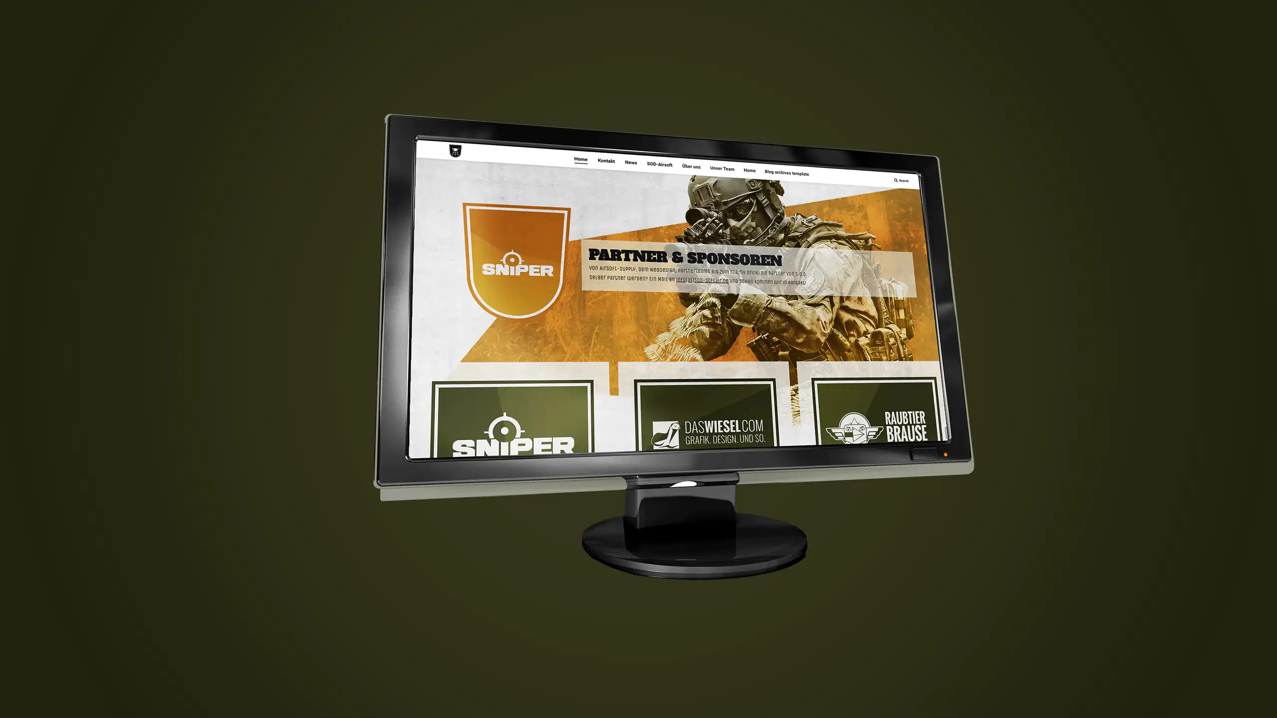 Mockup eines Monitors mit der Webseite eines Airsoft-Teams auf grünem Hintergrund